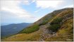 Przełęcz Brona - Babia Góra - szlak czerwony. A to zbocze Diablaka, a dokładnie na krawędzi żółty szlak - Perć Akademików. W wersji zdjęcia w wysokiej rozdzielczości po powiększeniu można zobaczyć turystów na żółtym szlaku. Autor: Klaudiusz Jednicki